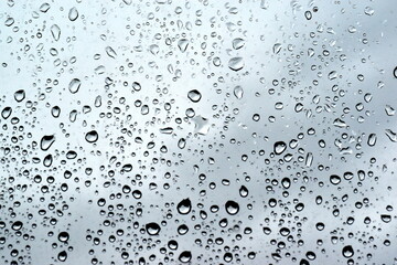 Regentropfen am Fenster 