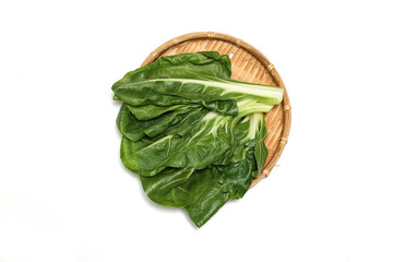 白背景の笊にのせたフダンソウ