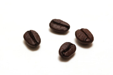 白背景のコーヒー豆のクローズアップ画像