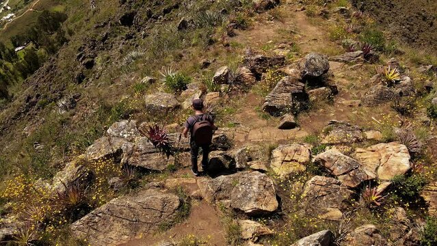 Un hombre joven corriendo por las monta&ntilde;as.escalada de turista ,Viaje estilo de vida saludable excursi&oacute;n en solitario vacaciones activas al aire libre, Amplio panorama de monta&ntilde;a,