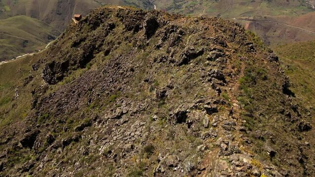 Un hombre joven corriendo por las monta&ntilde;as.escalada de turista ,Viaje estilo de vida saludable excursi&oacute;n en solitario vacaciones activas al aire libre, Amplio panorama de monta&ntilde;a,