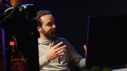 Streamer talking to viewers live, presenting next game he will play, providing info and reviewing....