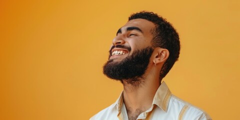 Obraz premium A smiling man with a beard wears a white shirt, great for use as a profile picture or to depict a friendly character