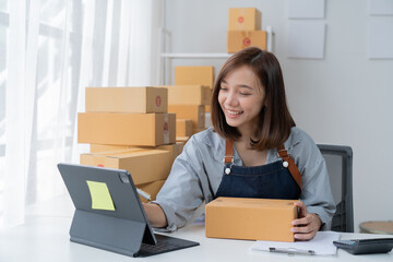 SME entrepreneur Small business entrepreneurs Online selling ideas, Happy  Asian business owner...