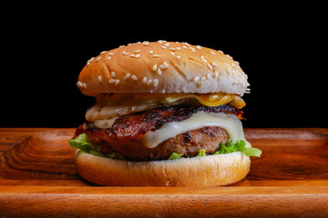 BLT ベーコンエッグレタスハンバーガー　黒背景