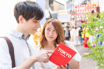 原宿を観光するカップル