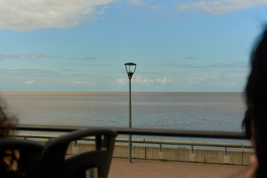 Faro frente a rio desde un bus 