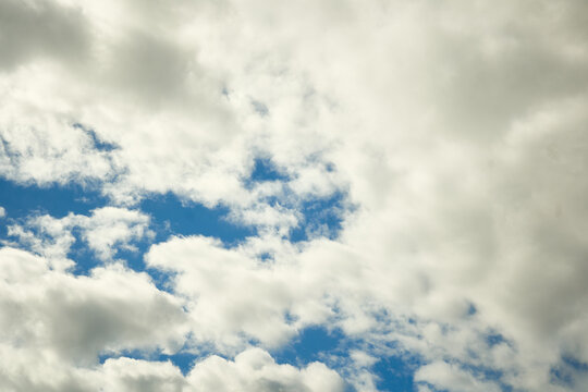 Cielo celeste lleno de nubes esponjosas 