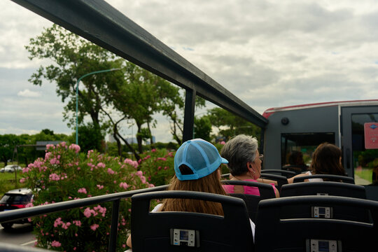 Turistas en bus paseando por la ciudad de Buenos Aires