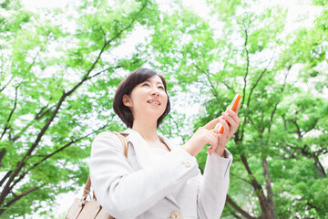 Naklejka premium 携帯電話を操作するキャリアウーマン