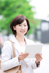 タブレットを持ったキャリアウーマン
