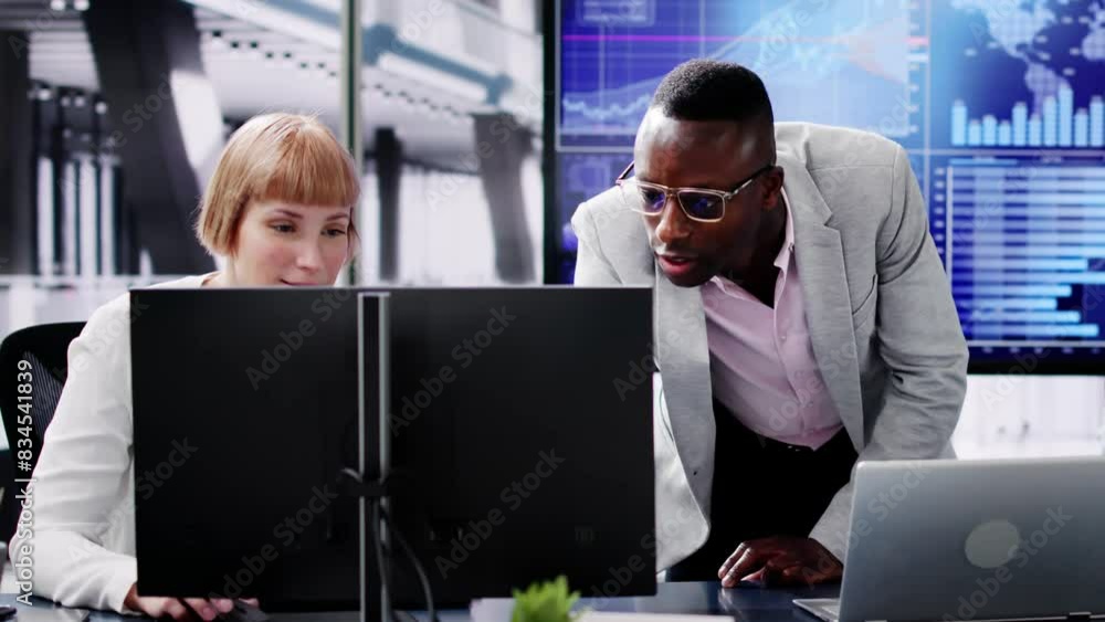 Aufkleber analysts using performance dashboard on screens