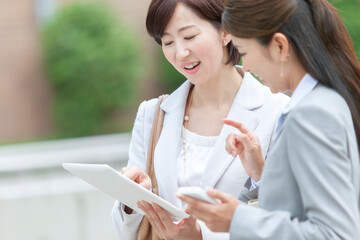 タブレットを見る２人のビジネスウーマン