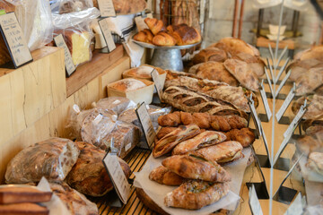 ベーカリーショップ、パン屋、店頭に並ぶパン