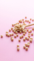 大豆　イソフラボン　タンパク質　女性ホルモン　ピンク背景