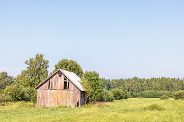 Obraz premium Old meadow barn in bad condition in the countryside