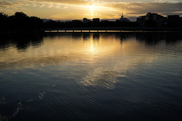 水面に映る太陽の光