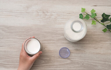 Girl drinking milk.  牛乳を飲む女の子