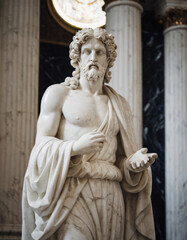 Obraz premium Una scultura in gesso raffigurante un filosofo romano, con una lunga barba e un'espressione pensierosa. 