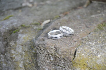 hochzeitsringe auf stein