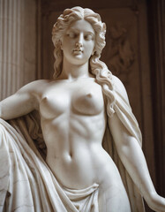 Una scultura in gesso di una donna romana, con un manto avvolto attorno al corpo.
