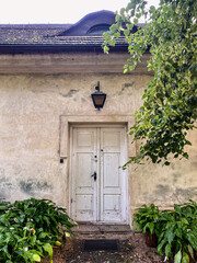 Stare, stylowe, drewniane drzwi w polskim dworku. © malgo_walko