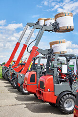 Telescopic wheel loader with vertical lift