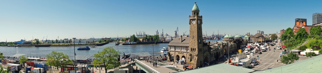 Fototapeta premium Hamburg Landungsbrücken im Sommer - Hamburger Hafen mit Blick auf die Elbe