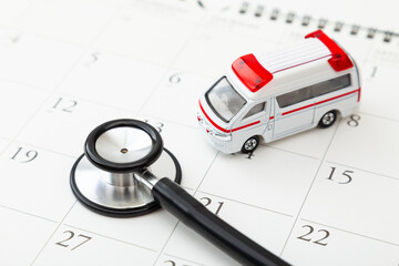 カレンダーと聴診器と救急車