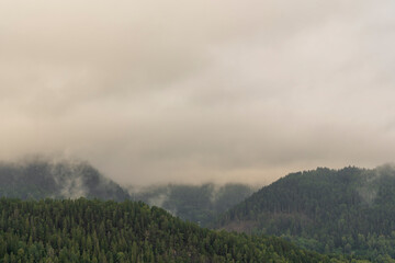 Obraz premium Majestic Norwegian Mountain Landscape Under Cloudy Skies.