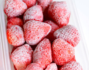 冷凍いちご、保存容器に入れた冷凍イチゴ、冷凍苺