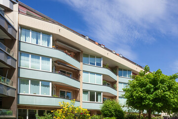 Modernes, weisses Wohngebäude im Frühling, Hamburg, Deutschland