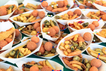 Assaggini di verdure miste pastellate e fritte, catering italiano, gastronomia europea 
