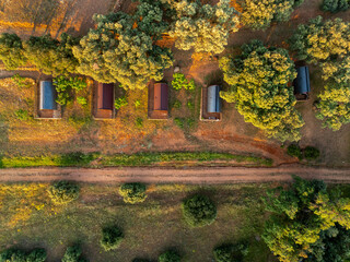Cabañas en medio de la montaña en toma cenital