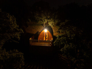 Cabaña de madera en medio del bosque