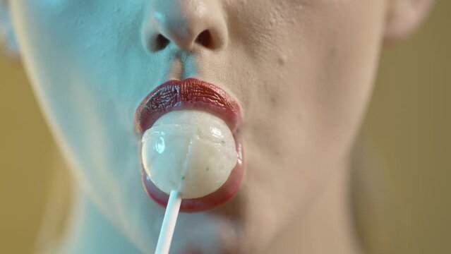 kobieta oblizuje lizak apetycznie