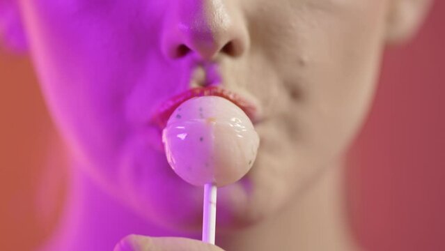 Kobieta erotycznie lize lizak
