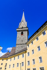 Obraz premium Bruneck, Brunico, Ursulinenkirche, Kirche, Altstadt, Ursulinentor, Altstadt, Altstadthäuser, Stadtgasse, historische Häuser, Pustertal, Dolomiten, Südtirol, Frühling, Sommer, Italien