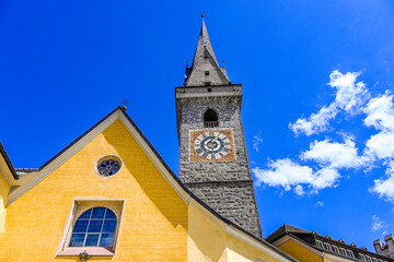 Bruneck, Brunico, Ursulinenkirche, Kirche, Altstadt, Ursulinentor, Altstadt, Altstadthäuser, Stadtgasse, historische Häuser, Pustertal, Dolomiten, Südtirol, Frühling, Sommer, Italien