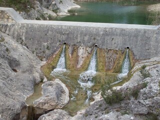 Presa con chorros abiertos