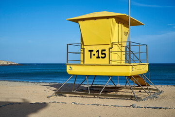 Wachturm am Strand der Ostküste der kanarischen Insel Fuerteventura - costa calma
