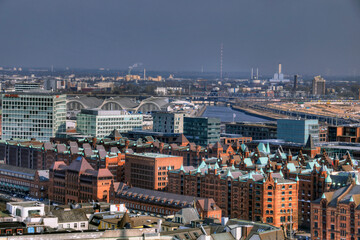 Naklejka premium Blick vom Turm der Hauptkirche St. Michaelis auf das UNESCO Weltkulturerbe Speicherstadt in der Hansestadt Hamburg, Norddeutschland, Deutschland; Europa.