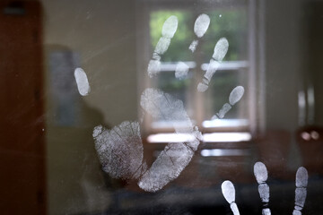 Ślad linii papilarnych zabezpieczony przez policję na miejscu zdarzenia
