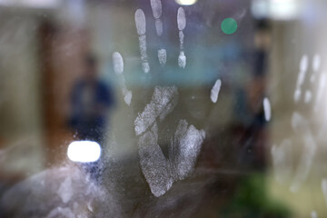 Ślad linii papilarnych zabezpieczony przez policję na miejscu zdarzenia © FotoDax