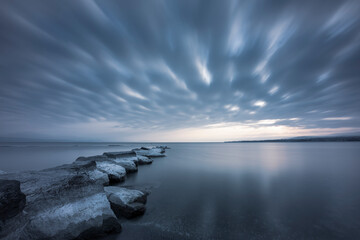 Fototapeta premium Storm on the lake: the rocks as imperturbable witnesses