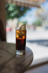 Bebida con refresco de cola en mesa de cafeteria cozzy