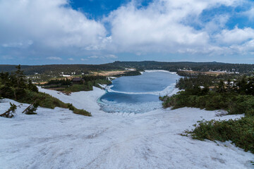 初夏の八幡平雪解けの八幡沼
