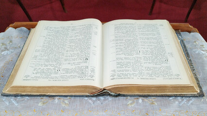 Obraz premium Open new testament bible old book over wooden table