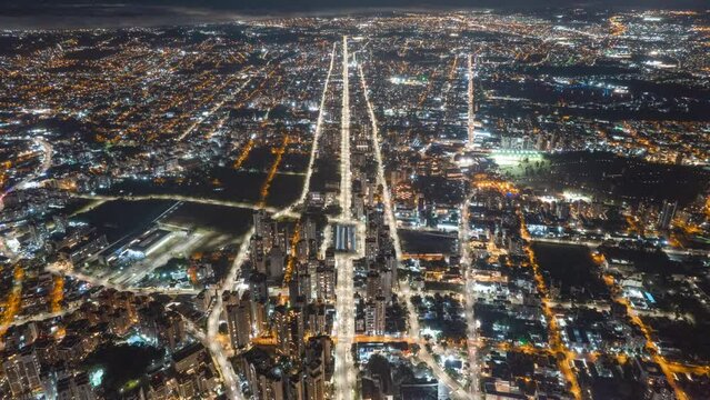 Drone hyperlapse a noite em Curitiba. Imagem a&eacute;ra a noite em curitiba. Luzes da cidade de Curitiba. Drone Curitiba. Hyperlapse Curitiba. 