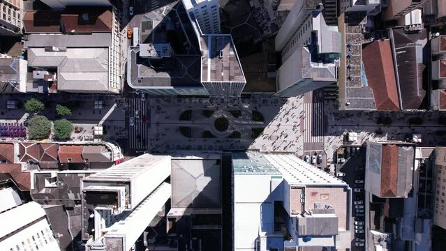 Imagem a&eacute;rea do calcadao da Rua XV de novembro, em Curitiba, Paran&aacute;. V&iacute;deos gravados durante o dia no centro de Curitiba, &aacute;rea movimentada de com&eacute;rcio, pedestres, turismo, compras.